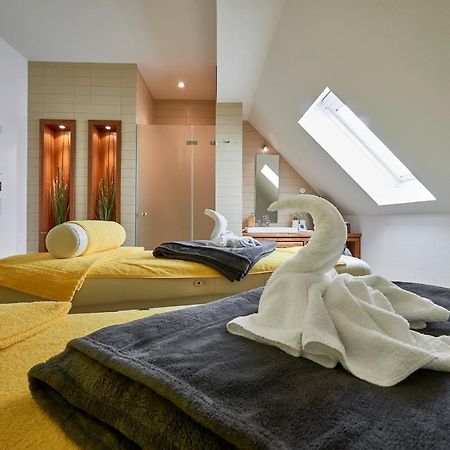 Hotel Elbresidenz An Der Therme Бад-Шандау Экстерьер фото A room at the hotel