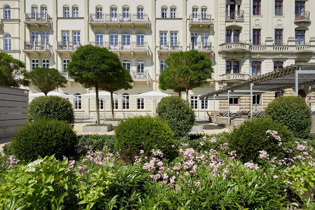 Hotel Elbresidenz An Der Therme Бад-Шандау Экстерьер фото The hotel's garden
