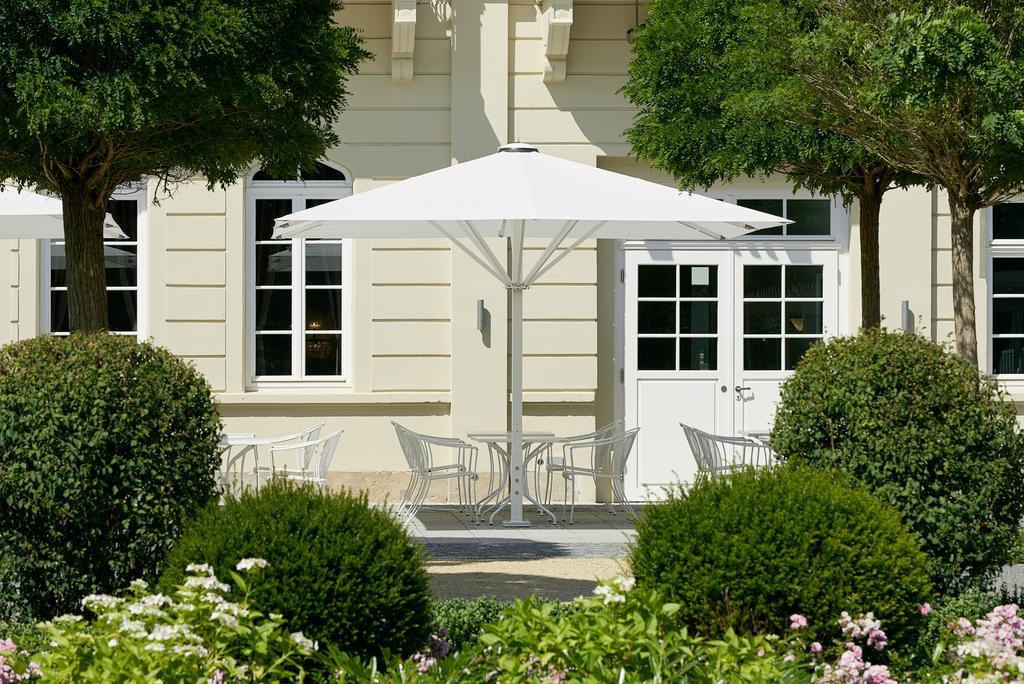 Hotel Elbresidenz An Der Therme Бад-Шандау Экстерьер фото A patio umbrella