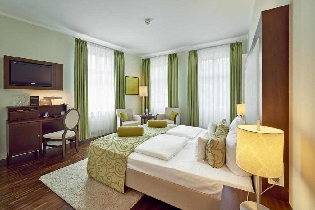 Hotel Elbresidenz An Der Therme Бад-Шандау Экстерьер фото A typical hotel room