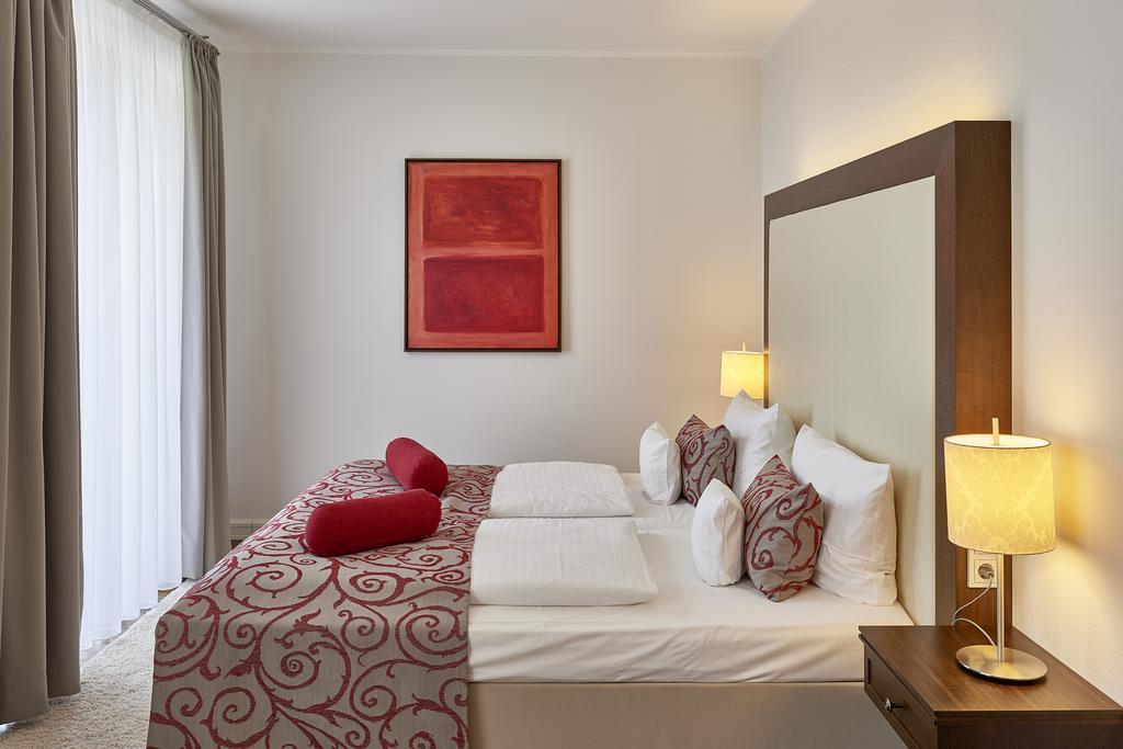 Hotel Elbresidenz An Der Therme Бад-Шандау Экстерьер фото A room at the hotel