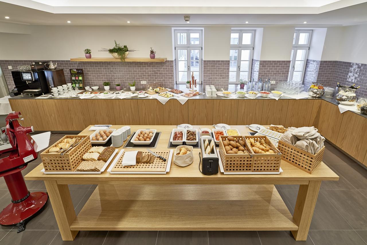 Hotel Elbresidenz An Der Therme Бад-Шандау Экстерьер фото A buffet at a hotel