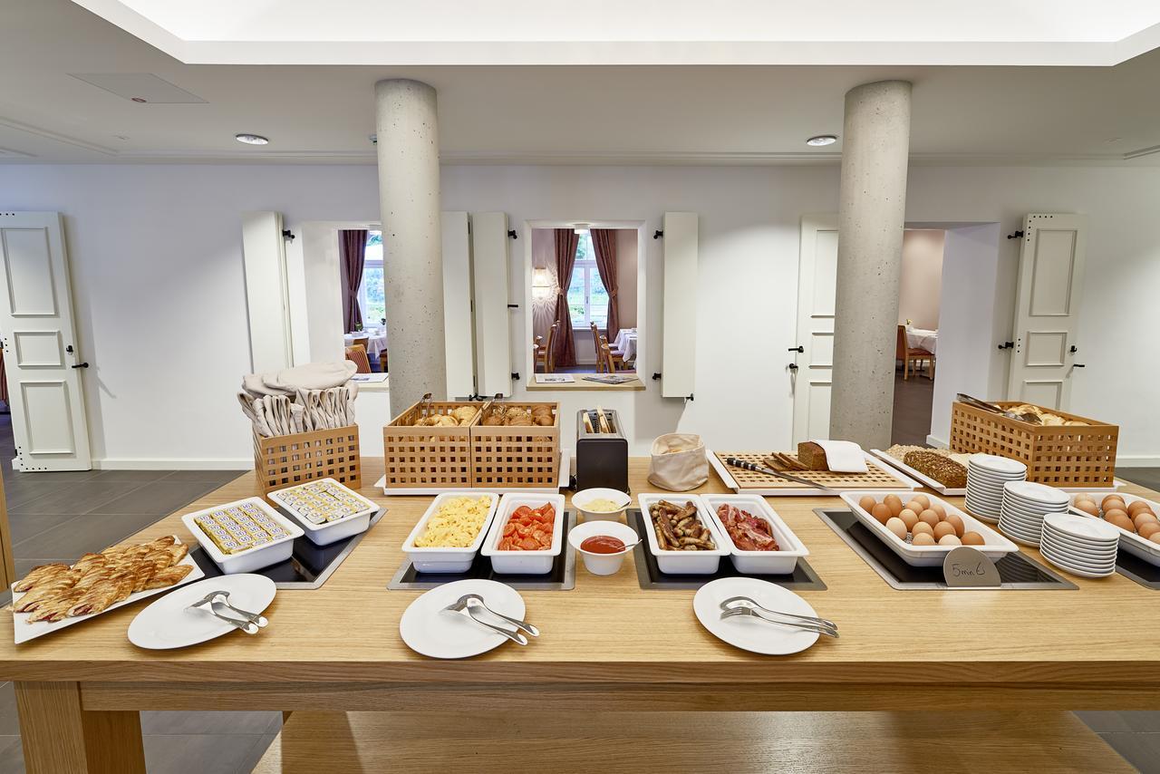 Hotel Elbresidenz An Der Therme Бад-Шандау Экстерьер фото A buffet at a hotel