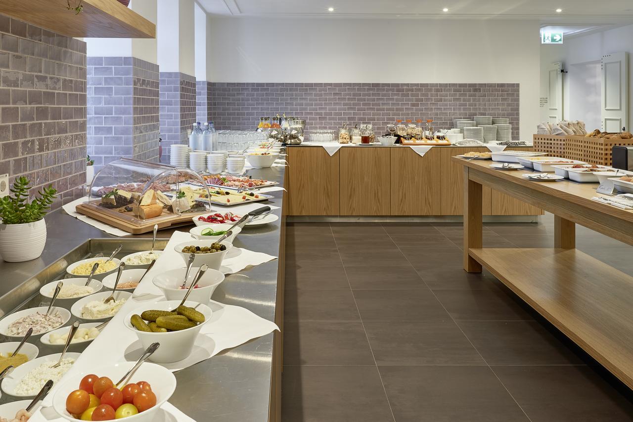 Hotel Elbresidenz An Der Therme Бад-Шандау Экстерьер фото A buffet at a hotel