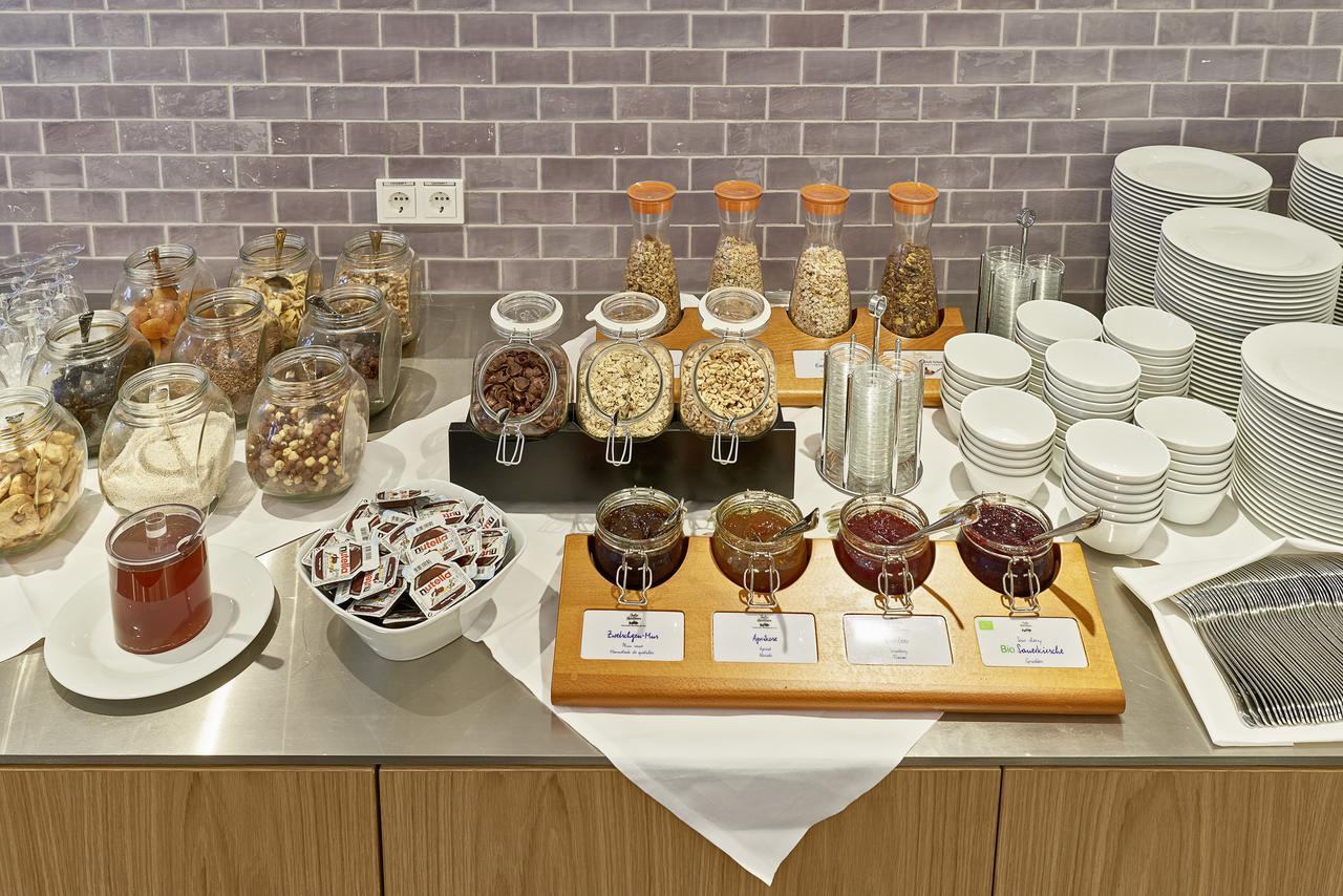 Hotel Elbresidenz An Der Therme Бад-Шандау Экстерьер фото A selection of jams and honey at a buffet